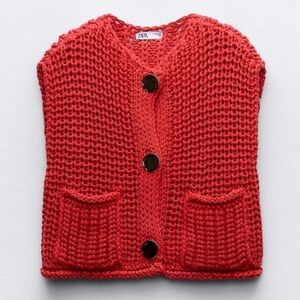 Zara chnky knit vest  red boton gold